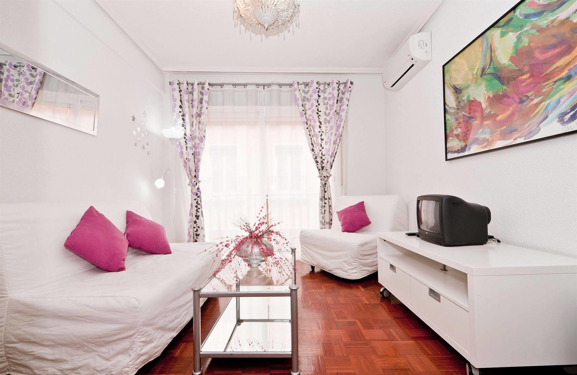 Apartamentos Aqui Me Quedo Madrid Kültér fotó