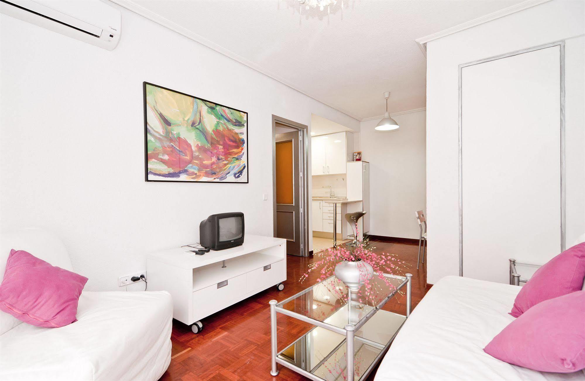 Apartamentos Aqui Me Quedo Madrid Kültér fotó