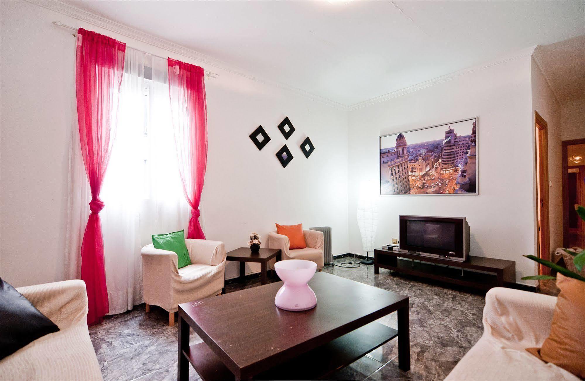 Apartamentos Aqui Me Quedo Madrid Kültér fotó
