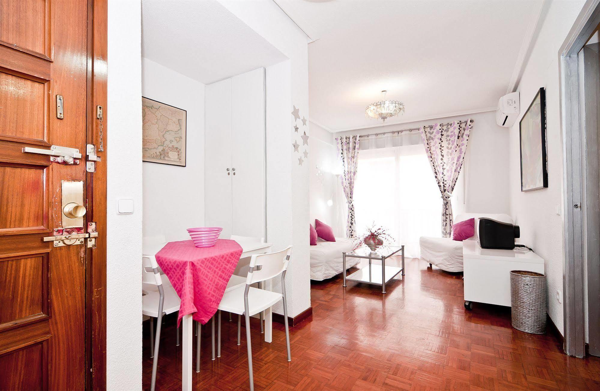 Apartamentos Aqui Me Quedo Madrid Kültér fotó
