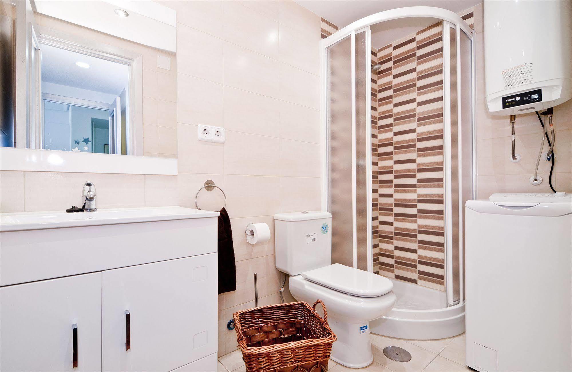 Apartamentos Aqui Me Quedo Madrid Kültér fotó
